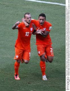 (140629) -- FORTALEZA, June 29, 2014 (Xinhua) -- Netherlands Wesley Sneijder (L) celebrates a goal during a Round of 16 match between Netherlands and Mexico of 2014 FIFA World Cup at the Estadio Castelao Stadium in Fortaleza, Brazil, on June 29, 2014. Netherlands won 2-1 over Mexico and qualified for Quarter-finals on Sunday. (Xinhua Liao Yujie)(pcy) (SP)BRAZIL-FORTALEZA-WORLD CUP 2014-ROUND OF 16-MEXICO VS NETHERLANDS 