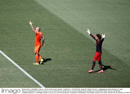 (140629) -- FORTALEZA, June 29, 2014 (Xinhua) -- Netherlands Arjen Robben (L) and Mexico s goalkeeper Guillermo Ochoa react during a Round of 16 match between Netherlands and Mexico of 2014 FIFA World Cup at the Estadio Castelao Stadium in Fortaleza, Brazil, on June 29, 2014.(Xinhua Liao Yujie)(pcy) (SP)BRAZIL-FORTALEZA-WORLD CUP 2014-ROUND OF 16-MEXICO VS NETHERLANDS 