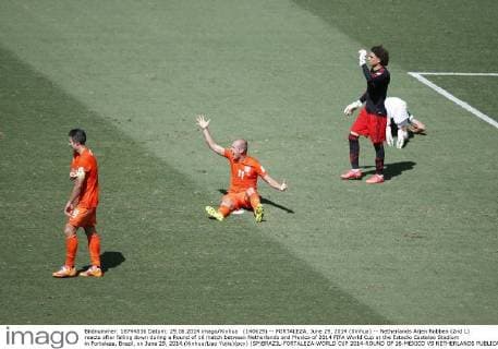 (140629) -- FORTALEZA, June 29, 2014 (Xinhua) -- Netherlands Arjen Robben (2nd L) reacts after falling down during a Round of 16 match between Netherlands and Mexico of 2014 FIFA World Cup at the Estadio Castelao Stadium in Fortaleza, Brazil, on June 29, 2014.(Xinhua Liao Yujie)(pcy) (SP)BRAZIL-FORTALEZA-WORLD CUP 2014-ROUND OF 16-MEXICO VS NETHERLANDS 