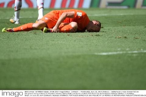 (140629) -- FORTALEZA, June 29, 2014 (Xinhua) -- Netherlands s Arjen Robben falls on the ground during a Round of 16 match between Netherlands and Mexico of 2014 FIFA World Cup at the Estadio Castelao Stadium in Fortaleza, Brazil, on June 29, 2014.(Xinhua Li Ga)(xzj) (SP)BRAZIL-FORTALEZA-WORLD CUP 2014-ROUND OF 16-MEXICO VS NETHERLANDS 