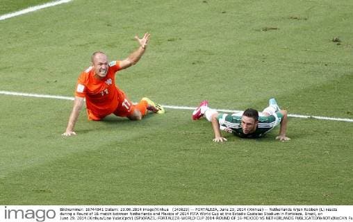 (140629) -- FORTALEZA, June 29, 2014 (Xinhua) -- Netherlands Arjen Robben (L) reacts during a Round of 16 match between Netherlands and Mexico of 2014 FIFA World Cup at the Estadio Castelao Stadium in Fortaleza, Brazil, on June 29, 2014.(Xinhua Liao Yujie)(pcy) (SP)BRAZIL-FORTALEZA-WORLD CUP 2014-ROUND OF 16-MEXICO VS NETHERLANDS 