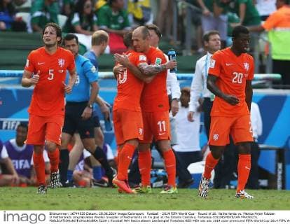 Football - 2014 FIFA World Cup - Round of 16: Netherlands vs. Mexico Arjen Robben of Netherlands congratulates Wesley Sneijder of Netherlands on his goal at the Estadio Castelao, Fortaleza COLORSPORT IAN MACNICOL  5229-1