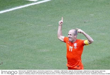 (140629) -- FORTALEZA, June 29, 2014 (Xinhua) -- Netherlands Arjen Robben celebrates Klaas-Jan Huntelaar s penalty goal during a Round of 16 match between Netherlands and Mexico of 2014 FIFA World Cup at the Estadio Castelao Stadium in Fortaleza, Brazil, on June 29, 2014. Netherlands won 2-1 over Mexico and qualified for Quarter-finals on Sunday. (Xinhua Liao Yujie)(pcy) (SP)BRAZIL-FORTALEZA-WORLD CUP 2014-ROUND OF 16-MEXICO VS NETHERLANDS 