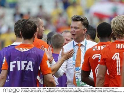(140629) -- FORTALEZA, June 29, 2014 (Xinhua) -- Netherlands s coach Louis Van Gaal (C) celebrates the victory after a Round of 16 match between Netherlands and Mexico of 2014 FIFA World Cup at the Estadio Castelao Stadium in Fortaleza, Brazil, on June 29, 2014. Netherlands won 2-1 over Mexico and qualified for Quarter-finals on Sunday. (Xinhua Zhou Lei)(rh) (SP)BRAZIL-FORTALEZA-WORLD CUP 2014-ROUND OF 16-MEXICO VS NETHERLANDS 