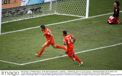(140629) -- FORTALEZA, June 29, 2014 (Xinhua) -- Netherlands Klaas-Jan Huntelaar (1st L) celebrates his penalty goal during a Round of 16 match between Netherlands and Mexico of 2014 FIFA World Cup at the Estadio Castelao Stadium in Fortaleza, Brazil, on June 29, 2014. Netherlands won 2-1 over Mexico and qualified for Quarter-finals on Sunday. (Xinhua Liao Yujie)(pcy) (SP)BRAZIL-FORTALEZA-WORLD CUP 2014-ROUND OF 16-MEXICO VS NETHERLANDS 
