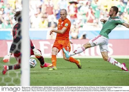 (L-R) goalkeeper Guillermo Ochoa of Mexico, Arjen Robben of Holland, Miguel Layun of Mexico during the 1 8 final match between The Netherlands and Mexico on June 29, 2014 at Estadio Castelao in Fortaleza, Brazil. Netherlands v Mexico FIFA World Cup 2014 Brazil 2013 2014 xVIxxIVx 2416114