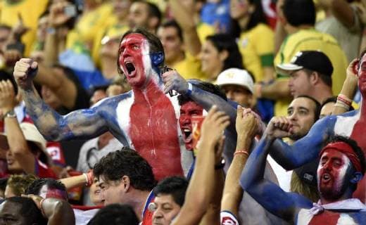 (140629) -- RECIFE, June 29, 2014 (Xinhua) -- Fans of Costa Rica cheer before a Round of 16 match 