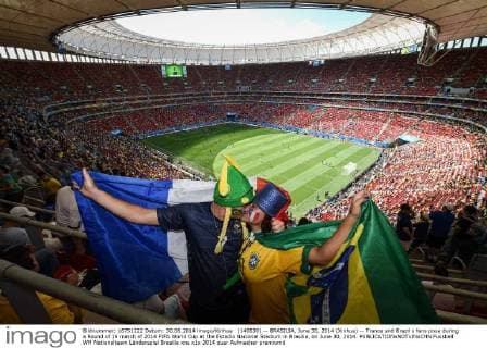(140630) -- BRASILIA, June 30, 2014 (Xinhua) -- France and Brazil s fans pose during a Round of 16 match of 2014 FIFA World Cup at the Estadio Nacional Stadium in Brasilia, on June 30, 2014. 