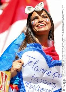 (140630) -- BRASILIA, June 30, 2014 (Xinhua) -- A France s fan poses before a Round of 16 match of 2014 FIFA World Cup at the Estadio Nacional Stadium in Brasilia, on June 30, 2014. 