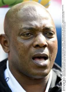 (140630) -- BRASILIA, June 30, 2014 (Xinhua) -- Nigeria s Stephen Keshi reacts during a Round of 16 match between France and Nigeria of 2014 FIFA World Cup at the Estadio Nacional Stadium in Brasilia, on June 30, 2014. 
