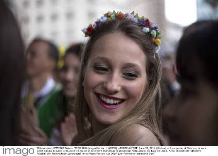 (140630) --PORTO ALEGRE, June 30, 2014 (Xinhua) -- A supporter of Germany is seen while waiting to watch a Round of 16 match of 2014 FIFA World Cup, in downtown Porto Alegre, on June 30, 2014. 