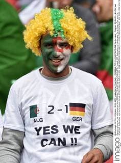 FUSSBALL WM 2014 ACHTELFINALE Deutschland - Algerien 30.06.2014 Ein Fan aus Algerien glaubt an ein erfolgreiches Spiel