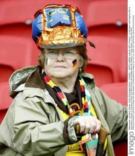 (140630) -- PORTO ALEGRE, June 30, 2014 (Xinhua) -- A Germany s and Algeria s fan is seen before a Round of 16 match of 2014 FIFA World Cup at the Estadio Beira-Rio Stadium in Porto Alegre, on June 30, 2014. 