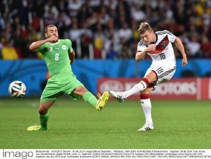 FUSSBALL WM 2014 ACHTELFINALE Deutschland - Algerien 30.06.2014 Toni Kroos (re, Deutschland) gegen Mehdi Lacen (li, Algerien)