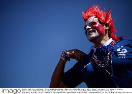 (140630) -- BRASILIA, June 30, 2014 (Xinhua) -- A France s fan is seen outside the Estadio Nacional Stadium in Brasilia, on June 30, 2014, ahead of a Round of 16 match of 2014 FIFA World Cup. (Xinhua Jhon Paz) (SP)BRASILIA-WORD CUP 2014-FANS 