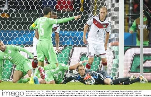 Manuel NEUER, DFB 1 verliert den Ball Spielszene, Strafraumszene, Szene vor dem Tor, Torraum, Torraumszene Fehler DEUTSCHLAND - ALGERIEN 2-1 n.V. FIFA Fussball WM Weltmeisterschaft am 30.06.2014 Arena Estadio Beira-Rio in Porto Alegre, BRASILIEN