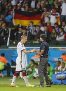 Auswechslung Verletzung Bastian SCHWEINSTEIGER, DFB 7 DFB Bundestrainer Joachim Jogi LOEW, LÖW, DEUTSCHLAND - ALGERIEN 2-1 n.V. FIFA Fussball WM Weltmeisterschaft am 30.06.2014 Arena Estadio Beira-Rio in Porto Alegre, BRASILIEN