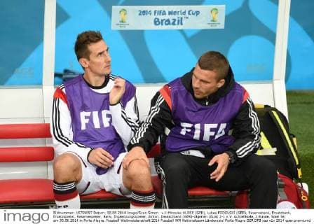 v.li:Miroslav KLOSE (GER), Lukas PODOLSKI (GER), Reservebank, Ersatzbank, Ersatzspieler, Reservespieler, Bank, Ergaenzungsspieler, Aktion. Deutschland (GER)-Algerien (ALG) 2-1 n.V. Achtelfinale, 2.Runde, Spiel 54, am 30.06.2014 in Porto Alegre. Fussball Weltmeisterschaft 2014