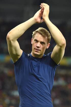 Manuel NEUER (Torwart GER), klatscht Applaus, Schlussjubel nach Spielende zu den Anhängern Aktion, Einzelbild, angeschnittenes Einzelmotiv, Halbfigur, halbe Figur. Deutschland (GER)-Algerien (ALG) 2-1 n.V. Achtelfinale, 2.Runde, Spiel 54, am 30.06.2014 in Porto Alegre. Fussball Weltmeisterschaft 2014