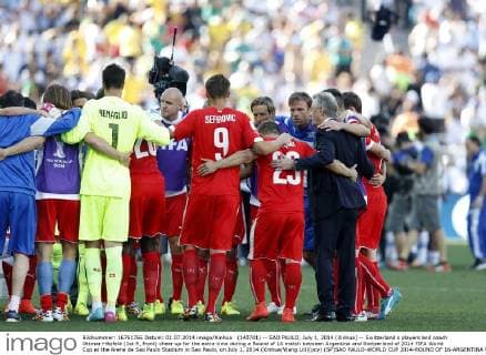 (140701) -- SAO PAULO, July 1, 2014 (Xinhua) -- Switzerland s players and coach Ottmar Hitzfeld (1st R, front) cheer up for the extra time during a Round of 16 match between Argentina and Switzerland of 2014 FIFA World Cup at the Arena de Sao Paulo Stadium in Sao Paulo, on July 1, 2014.(Xinhua Wang Lili)(pcy) (SP)SAO PAULO-WORLD CUP 2014-ROUND OF 16-ARGENTINA VS SWITZERLAND 