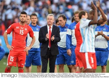 v.li:Blerim DZEMAILI (SUI) ,Ottmar HITZFELD (GER), Trainer SUI,stehten fassungsos und enttaeuscht auf dem Spielfeld,Enttaeuschung, Frust,enttaeuscht,frustriert,niedergeschlagen,Trauer. Argentinien (ARG)-Schweiz (SUI) 1-0. n.V. Achtelfinale,2.Runde,Spiel 55, am 01.07.2014 in Sao Paulo. Fussball Weltmeisterschaft 2014.