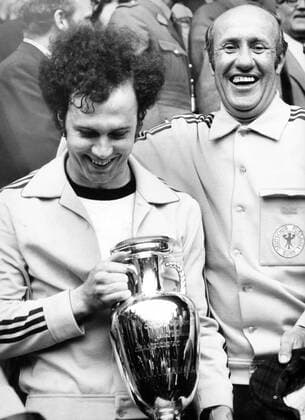 Die BR Deutschland ist Europameister: Franz Beckenbauer mit dem Pokal neben Bundestrainer Helmut Schön