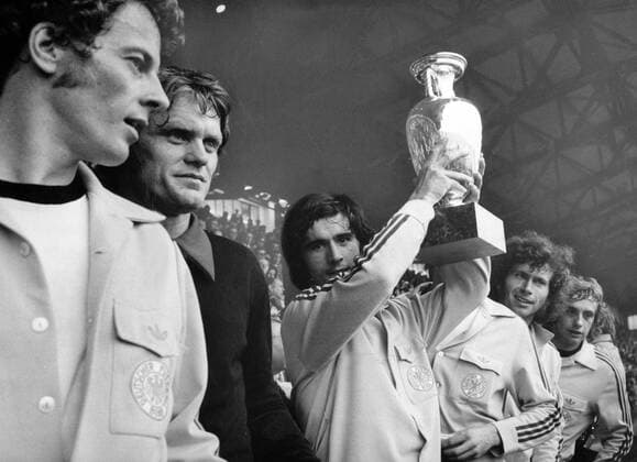 Die BR Deutschland ist Europameister, v.li.: Herbert Wimmer, Sepp Maier, Gerd Müller mit dem Pokal, Paul Breitner, Erwin Kremers