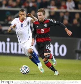 GOETZE Mario Team Deutschland mit Arturo Vidal DFB Fussball Freundschaftsspiel Deutschland-Chile 1 : 0 in Stuttgart am 05. 03. 2014 in Stuttgart 