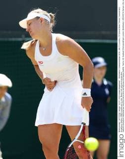 Wimbledon Championships 2014, AELTC,London, ITF Grand Slam Tennis Tournament, Angelique Kerber (GER) greift sich in den Bauch mit schmerzverzerrtem Gesicht,Einzelbild,Halbkoerper,Hochformat,krank,Verletzung,Grimasse,Gestik,