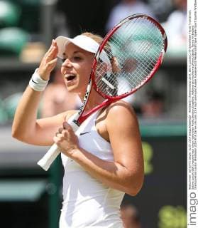 Wimbledon Championships 2014, AELTC,London, ITF Grand Slam Tennis Tournament, Sabine Lisicki (GER) reagiert nach einem verlorenen Punkt,Emotion,Einzelbild, Halbkoerper,Hochformat,Mimik,Gestik,
