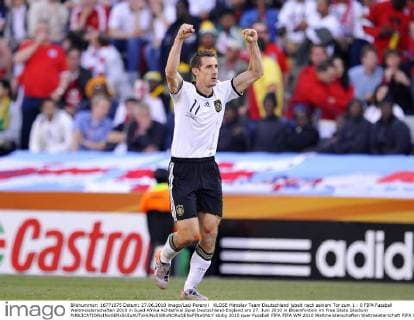 KLOSE Miroslav Team Deutschland jubelt nach seinem Tor zum 1 : 0 FIFA Fussball Weltmeisterschaften 2010 in Sued Afrika Achtelfinal Spiel Deutschland-England am 27. Juni 2010 in Bloemfontein im Free State Stadium 