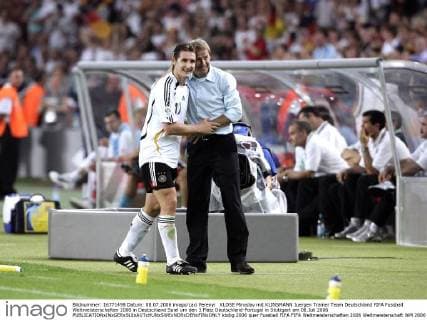 KLOSE Miroslav mit KLINSMANN Juergen Trainer Team Deutschland FIFA Fussball Weltmeisterschaften 2006 in Deutschland Spiel um den 3.Platz Deutschland-Portugal in Stuttgart am 08.Juli 2006 
