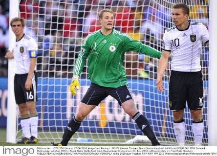 NEUER Manuel Torwart Team Deutschland mit LAHM und PODOLSKI FIFA Fussball Weltmeisterschaften 2010 in Sued Afrika Achtelfinal Spiel Deutschland-England am 27. Juni 2010 in Bloemfontein im Free State Stadium 