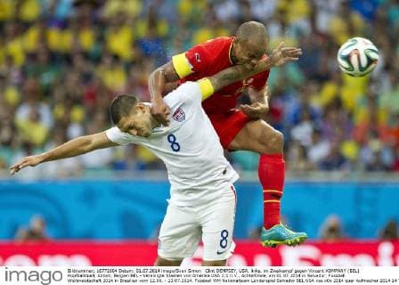 Clint DEMPSEY, USA, links, im Zweikampf gegen Vincent KOMPANY (BEL) Kopfballduell, Aktion, Belgien BEL - Vereinigte Staaten von Amerika USA 2:1 n.V., Achtelfinale, am 01.07.2014 in Salvador, Fussball Weltmeistschaft 2014 in Brasilien vom 12.06. - 13.07.2014.