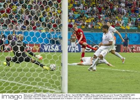Kevin DE BRUYNE (BEL), Mitte, erzielt das Tor zum 1:0, Torwart Tim HOWARD (USA) geschlagen, DeAndre YEDLIN (USA) rechts kommt zu spaet, Aktion, Belgien BEL - Vereinigte Staaten von Amerika USA 2:1 n.V., Achtelfinale, am 01.07.2014 in Salvador, Fussball Weltmeistschaft 2014 in Brasilien vom 12.06. - 13.07.2014.