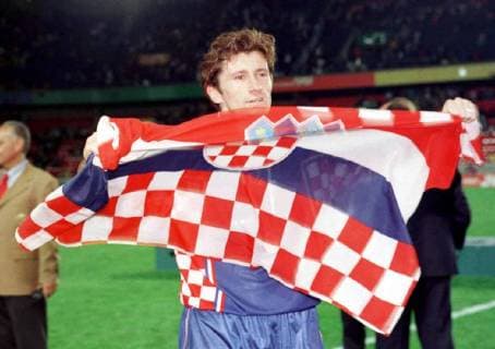 DAVID Davor Suker FLIES THE CROATIA FLAG AFTER COLLECTING HIS 3RD PLACE MEDAL FOR CROATIA. HOLLAND V CROATIA, 11 07 1998. WORLD CUP 1998 3 & 4 PLACE PLAY-OFF. FRANCE, PARC DES PRINCES. 