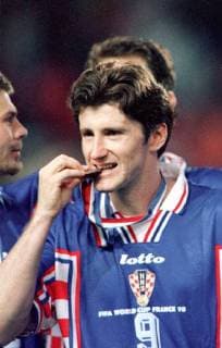 DAVID Davor Suker CHECKS HIS WORLD CUP THIRD PLACE MEDAL. HOLLAND V CROATIA, 11 07 1998. WORLD CUP 1998 3 & 4 PLACE PLAY-OFF. FRANCE, PARC DES PRINCES. 