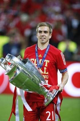 LAHM Philipp Team FC Bayern Muenchen mit Pokal UEFA CHAMPIONS LEAGUE Finale 2013 in London Borussia Dortmund-FC Bayern Muenchen 1 : 2 am 25. Mai 2013 im Wembley Stadion in London 