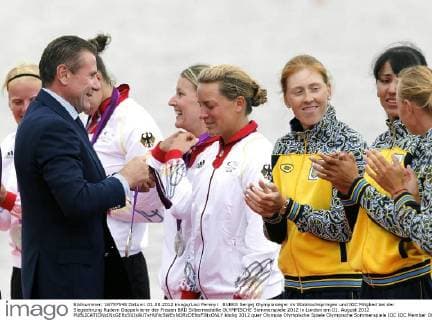 BUBKA Sergej Olympiasieger im Stabhochspringen und IOC Mitglied bei der Siegeehrung Rudern Doppelvierer der Frauen BRD Silbermedaille OLYMPISCHE Sommerspiele 2012 in London am 01. August 2012 