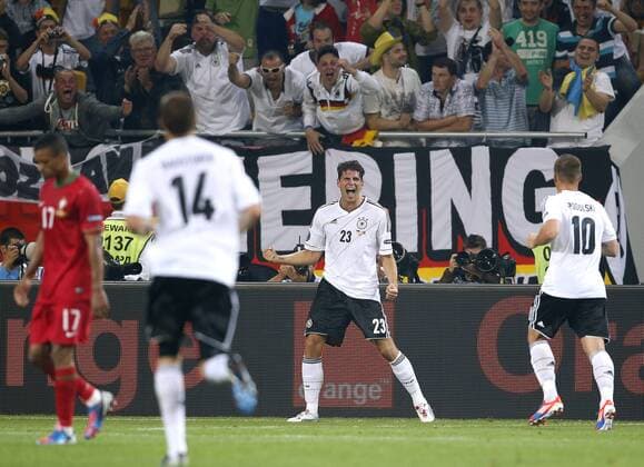 GOMEZ Mario Team Deutschland Jubel um Torschuetzen Gomez UEFA Fussball Europameisterschaften 2012 in Polen und der Ukraine Spiel Nr.4 Deutschland-Portugal 1 : 0 am 09.Juni in Lviv 