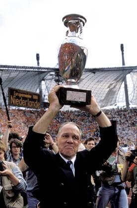 MICHELS Rinus Trainer Team Holland Europameister Trainer bei der Siegeehrung mit dem EM Pokal UEFA Fussball Europameisterschaften 1988 in Deutschland Finale Holland-Russland in Muenchen am 25.Juni 1988 im Olympiastadion 