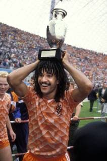 GULLIT Ruud Kapitaen Team Holland Europameister bei der Siegeehrung mit dem EM Pokal UEFA Fussball Europameisterschaften 1988 in Deutschland Finale Holland-Russland in Muenchen am 25.Juni 1988 im Olympiastadion 