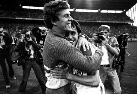 REHHAGEL Otto Trainer Team Fortuna Duesseldorf mit SEEL Wofgang Fortuna Duesseldorf ist DFB Pokalsieger 1980 DFB Pokal Finale 1980 in Gelsenkirchen Fortuna Duesseldorf-1.FC Koeln am 04.Juni 1980 in Gelsenkirchen 