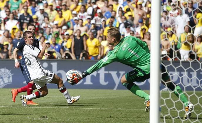 (140704) -- RIO DE JANEIRO, July 4, 2014 (Xinhua) -- Germany s goalkeeper Manuel Neuer (R) blocks a shot during a quarter-finals match between France and Germany of 2014 FIFA World Cup at the Estadio do Maracana Stadium in Rio de Janeiro, Brazil, on July 4, 2014.(Xinhua Wang Lili)(pcy) (SP)BRAZIL-RIO DE JANEIRO-WORLD CUP 2014-QUARTERFINALS-FRANCE VS GERMANY 