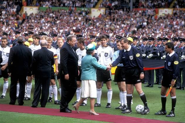 Fußball, EM Finale 1996 in London, Deutschland - Tschechien 2:1 n.V. EUROPAMEISTER Team Deutschland mit Englischen Koenigin und UEFA Praesident JOHANSSON UEFA Fussball Europameisterschaften 1996 in England Finale Tschechische Republik - Deutschland am 30.Juni 1996 im Wembley Stadion in London 