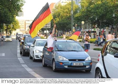 Fans feiern mit einem Autokorso auf dem Kurfürstedamm den Sieg ihrer Mannschaft im Viertelfinalspiel gegen Frankreich anlässlich der Fifa-Fussballweltmeisterschaft 2014 in Berlin Fussballweltmeisterschaft 2014 - Autokorso Berlin