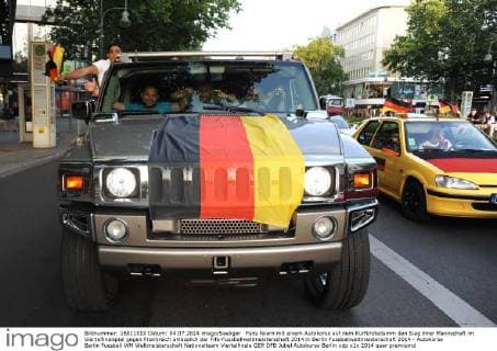 Fans feiern mit einem Autokorso auf dem Kurfürstedamm den Sieg ihrer Mannschaft im Viertelfinalspiel gegen Frankreich anlässlich der Fifa-Fussballweltmeisterschaft 2014 in Berlin Fussballweltmeisterschaft 2014 - Autokorso Berlin