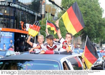 Fans feiern mit einem Autokorso auf dem Kurfürstedamm den Sieg ihrer Mannschaft im Viertelfinalspiel gegen Frankreich anlässlich der Fifa-Fussballweltmeisterschaft 2014 in Berlin Fussballweltmeisterschaft 2014 - Autokorso Berlin