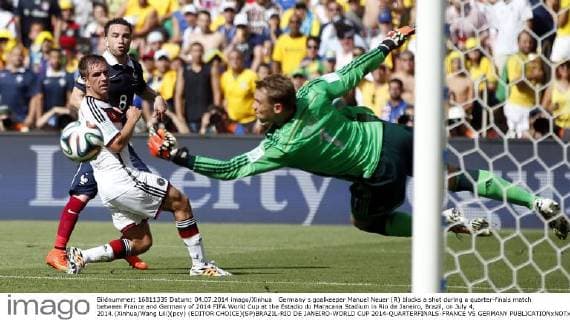 Germany s goalkeeper Manuel Neuer (R) blocks a shot during a quarter-finals match between France and Germany of 2014 FIFA World Cup at the Estadio do Maracana Stadium in Rio de Janeiro, Brazil, on July 4, 2014.(Xinhua Wang Lili)(pcy) (EDITOR CHOICE)(SP)BRAZIL-RIO DE JANEIRO-WORLD CUP 2014-QUARTERFINALS-FRANCE VS GERMANY 
