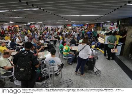 Rio de Janeiro 4.7.2014. Public Viewing im Flughafen Galeo von Rio de Janeiro während des Viertelfinalspiels. x(4)x  (25435)